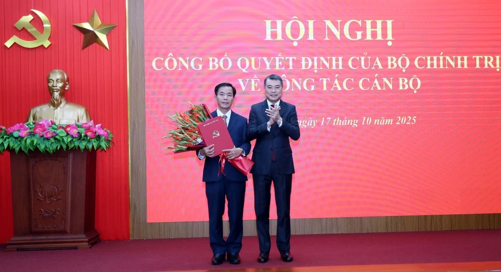 Le secrétaire du Comité central du Parti et chef de la Commission centrale de l'organisation du Parti, Le Minh Hung (droit), remet la décision du Bureau politique portant sur la mutation, l’affectation et la désignation de Nguyen Van Phuong au poste de secrétaire du Comité du Parti de la province de Quang Tri pour le mandat 2025-2030. Photo: VNA