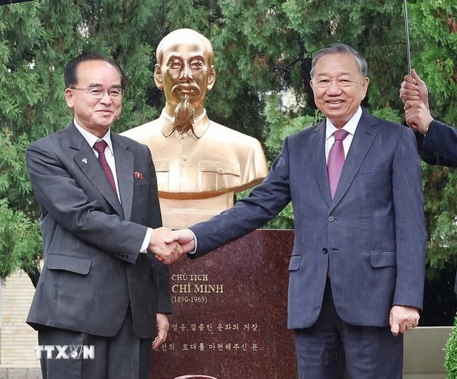 Le secrétaire général Tô Lâm (droite) et Jo Yong Won, membre permanent du Bureau politique, secrétaire du Comité central du Parti et chef du Département d'organisation et d'orientation du Parti du Travail de Corée, à la cérémonie d'inauguration de la statue du Président Ho Chi Minh. Photo: VNA