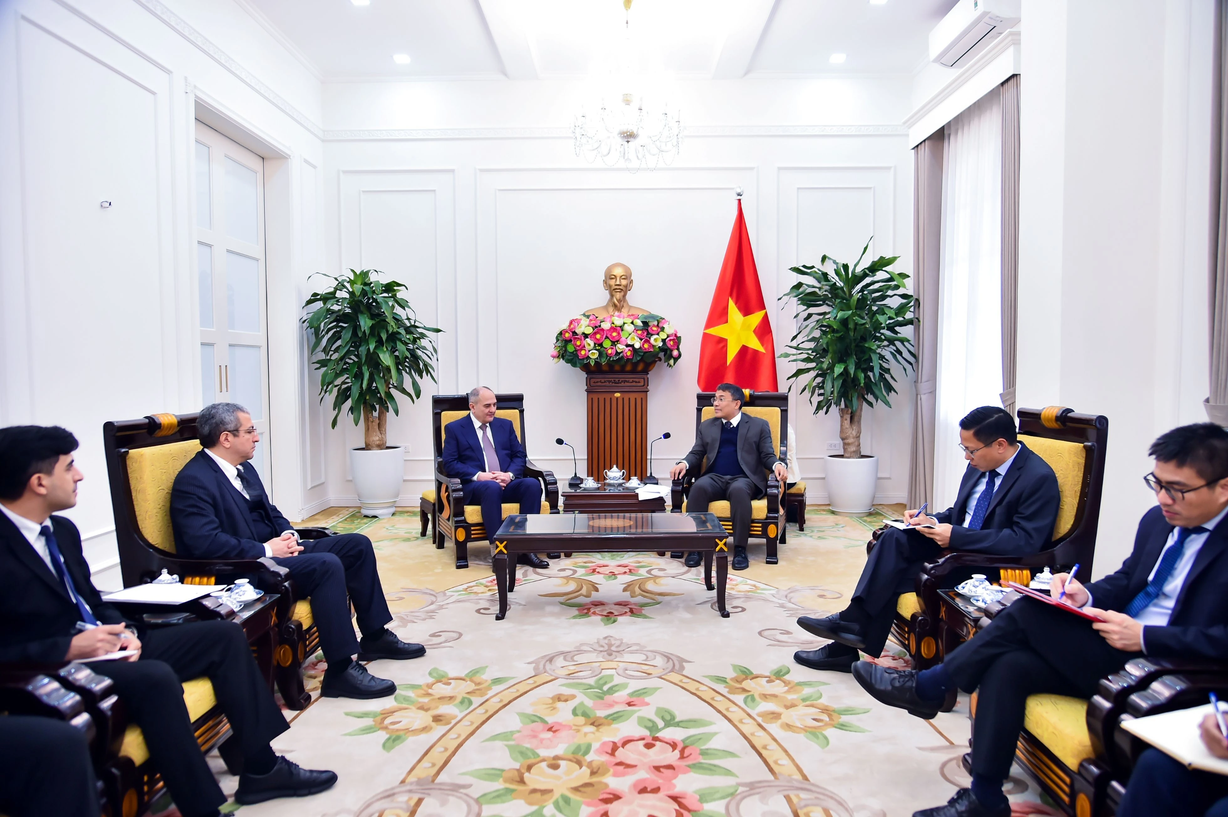 Panorama de la rencontre entre Nguyen Minh Vu, vice-ministre permanent des Affaires étrangères du Vietnam, et la délégation du Parti du Nouvel Azerbaïdjan. Photo: VNA