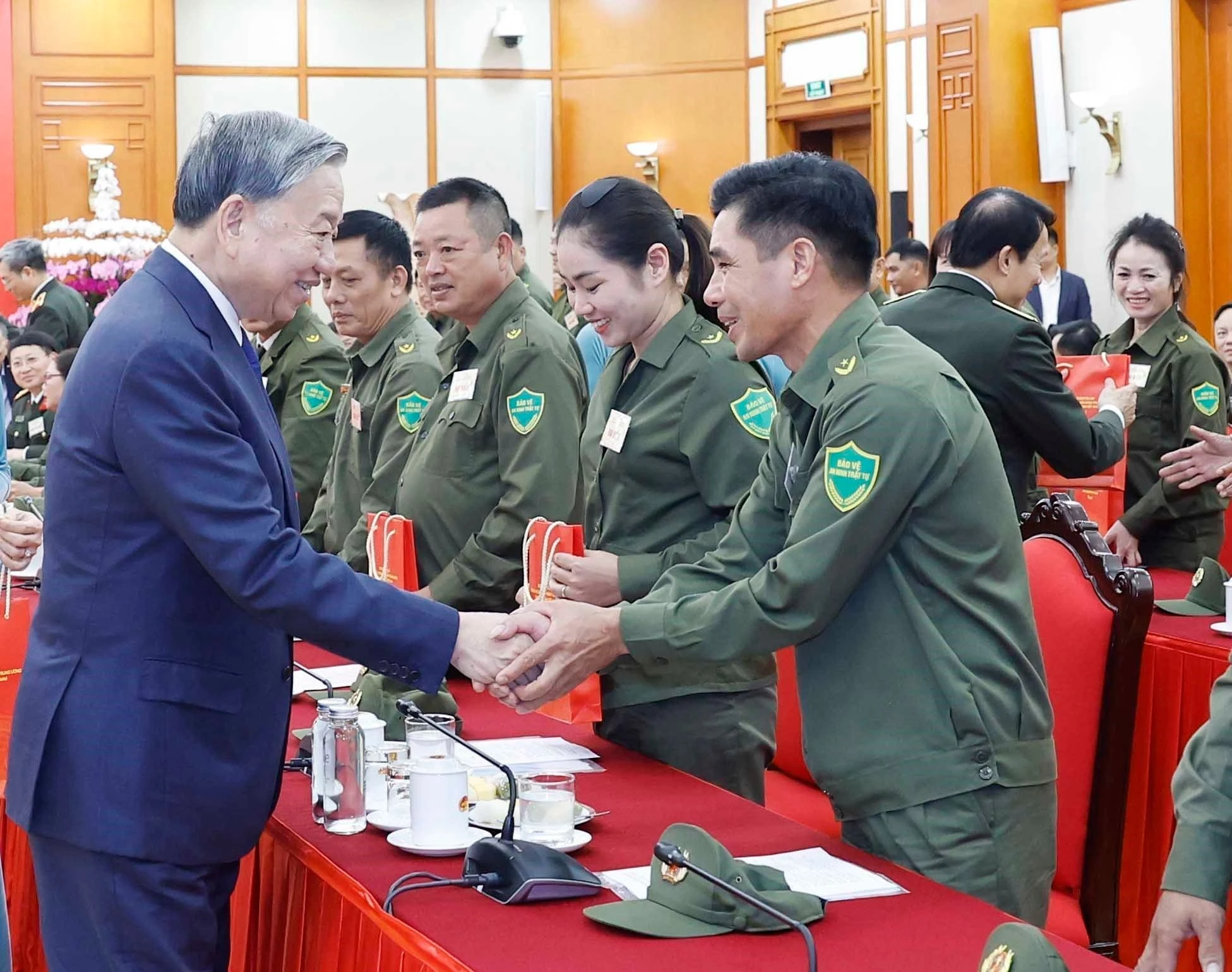 Le secrétaire général du Parti communiste du Vietnam (PCV), To Lam, rencontre 70 collectifs et individus exemplaires de la force participant à la protection de la sécurité et de l’ordre au niveau local à travers le pays. Photo : VNA