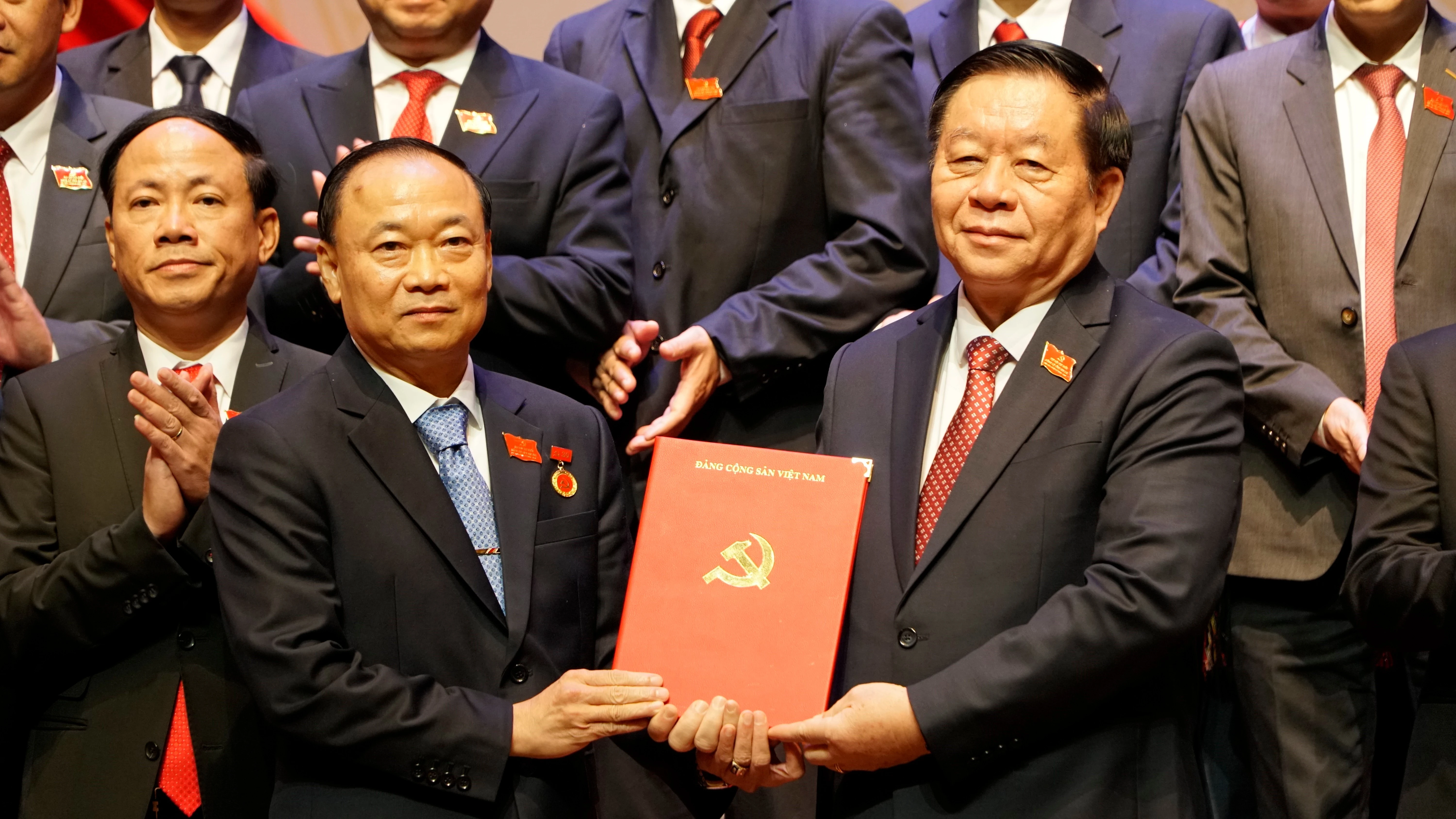 Nguyen Trong Nghia (à droite), membre du Bureau Politique, secrétaire du Comité central du Parti, chef de la Commission centrale de la mobilisation auprès de masse et de l’éducation remet la décision nommant Thai Dai Ngoc secrétaire provincial du Parti de Gia Lai pour la période 2025-2030. Photo : VNA