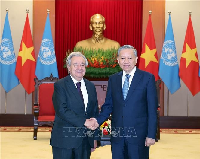 Le secrétaire général du Parti communiste du Vietnam (PCV), To Lam (à droite), reçoit le Secrétaire général des Nations Unies, Antonio Guterres. Photo : VNA