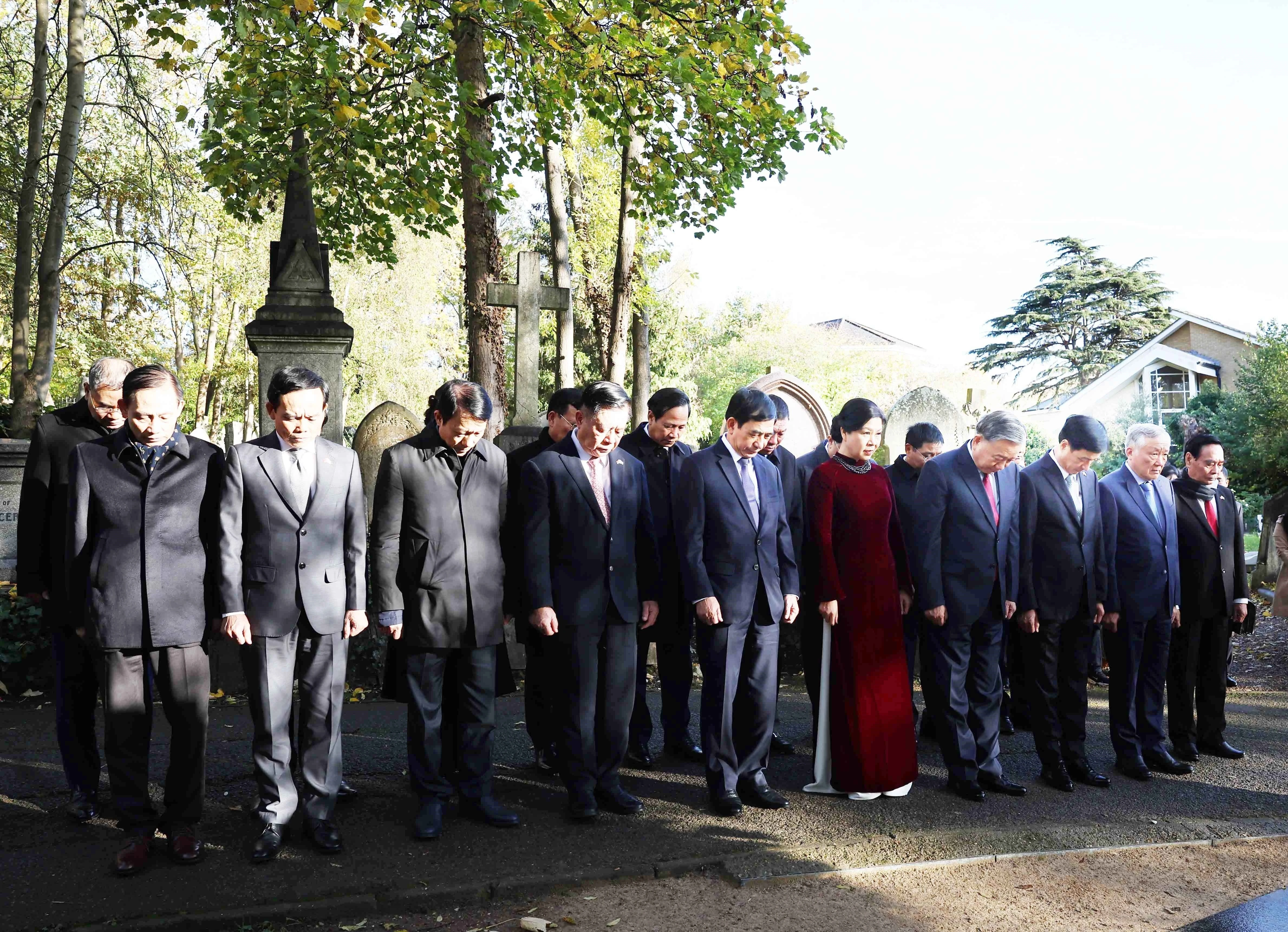 Dans le cadre de sa visite officielle au Royaume-Uni de Grande-Bretagne et d’Irlande du Nord, le 28 octobre (heure locale), le secrétaire général du Parti communiste du Vietnam (PCV) Tô Lâm et son épouse Ngô Phuong Ly, accompagnés d’une haute délégation vietnamienne, se sont rendus au cimetière de Highgate, à Londres, pour rendre hommage au dirigeant du prolétariat Karl Marx. Photo : VNA