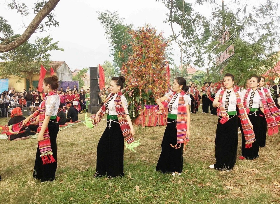 Des jeunes filles de l'ethnie Thai au festival Het Cha. Photo : VNA