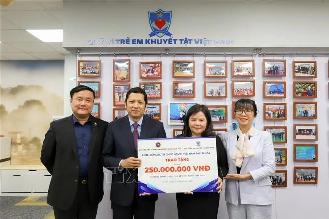 Le Dr Nguyen Quoc Hung (deuxième à gauche) lors d'une activité de l'Union des organisations vietnamiennes en Russie en janvier 2025. (Photo : VNA)