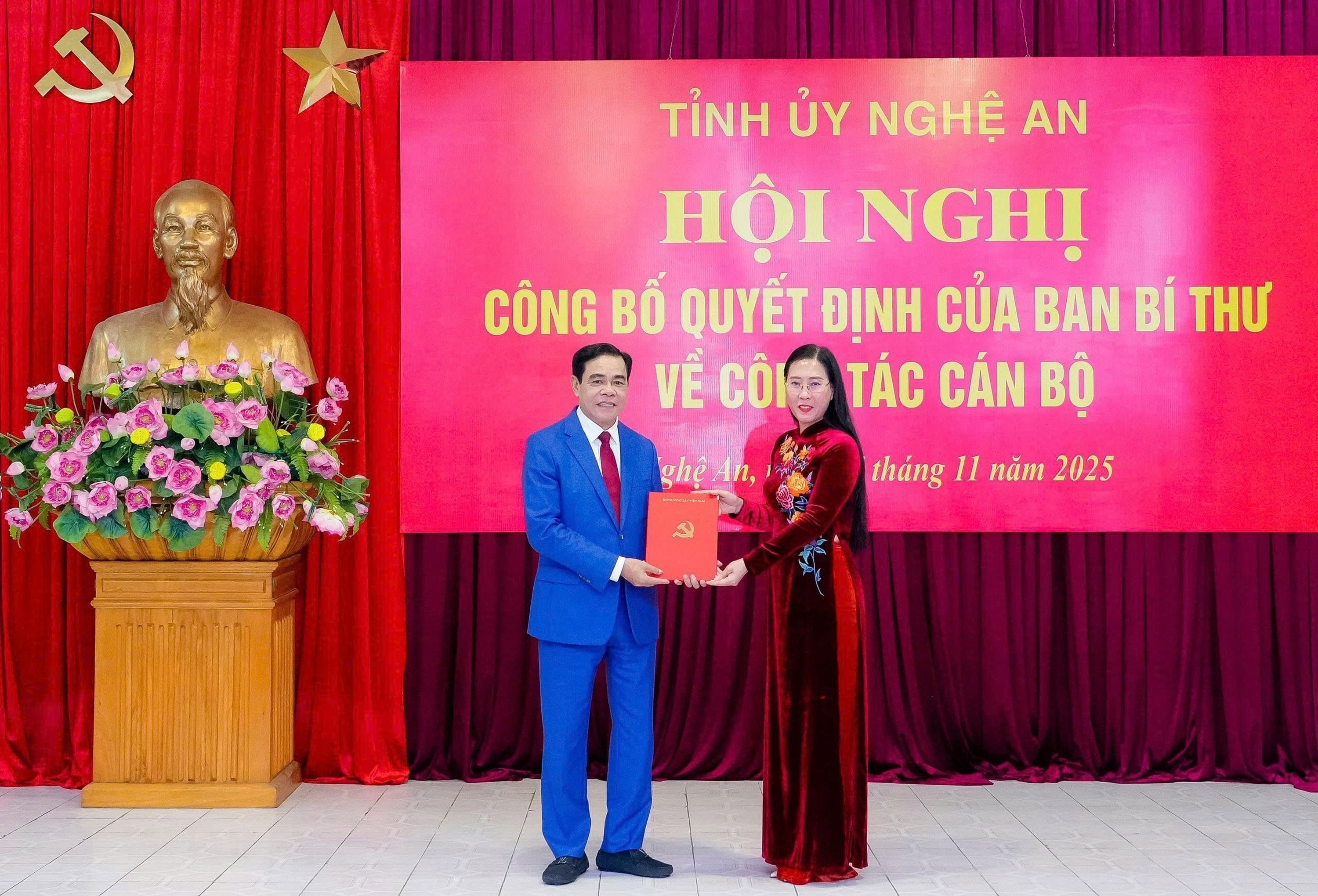 Vo Trong Hai reçoit la décisison de nomination au poste de président du Comité populaire de la province de Nghe An. Photo : VNA