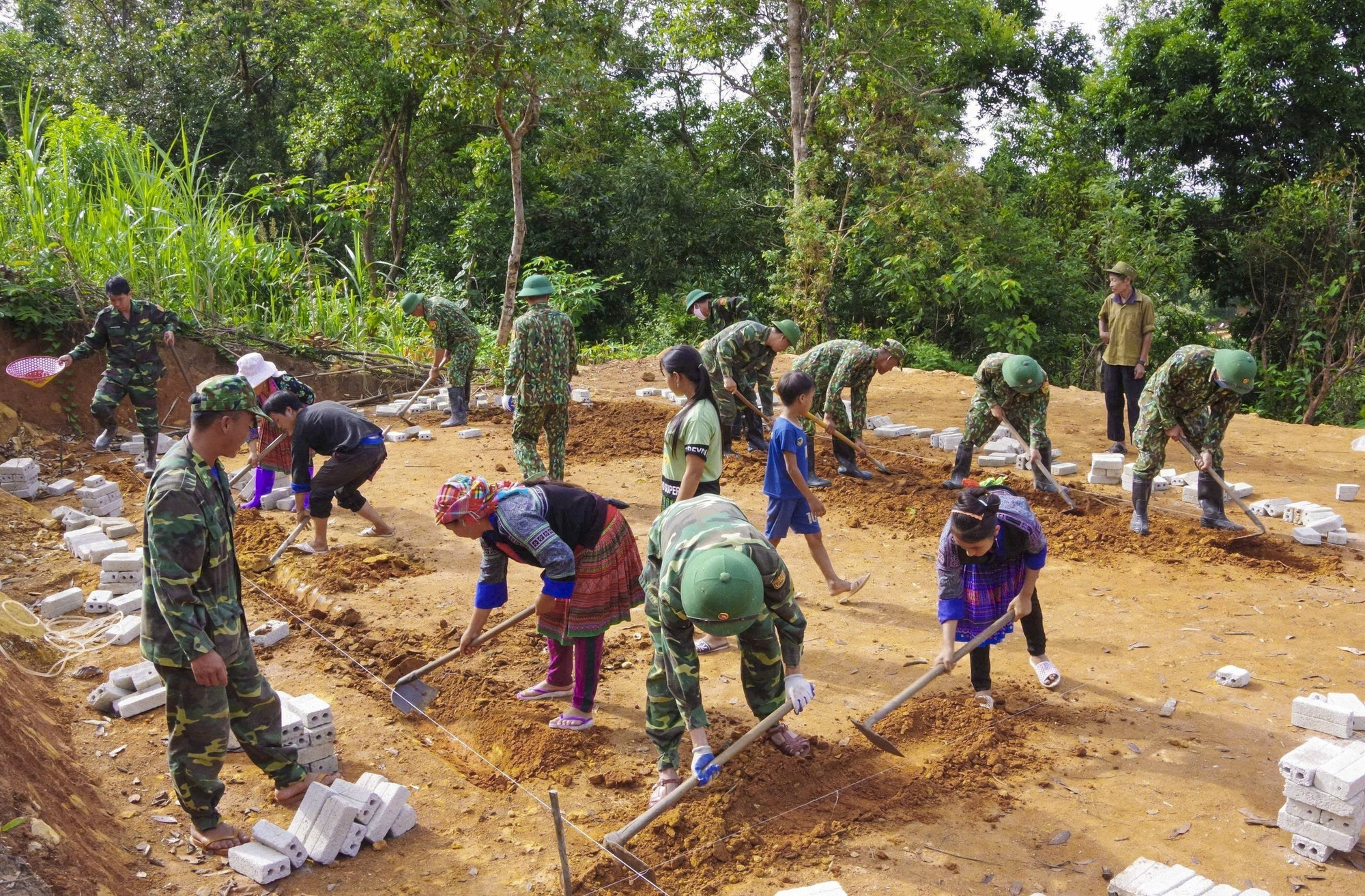 Des gardes-frontières de Na Bung participent à la construction d’une maison pour une famille défavorisée. Photo: VNA anh-3-13.jpg
