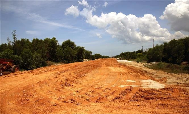 Le remblai du tronçon traversant la commune de Vinh Hoang a été achevé. Photo : VNA anh-3-15.jpg
