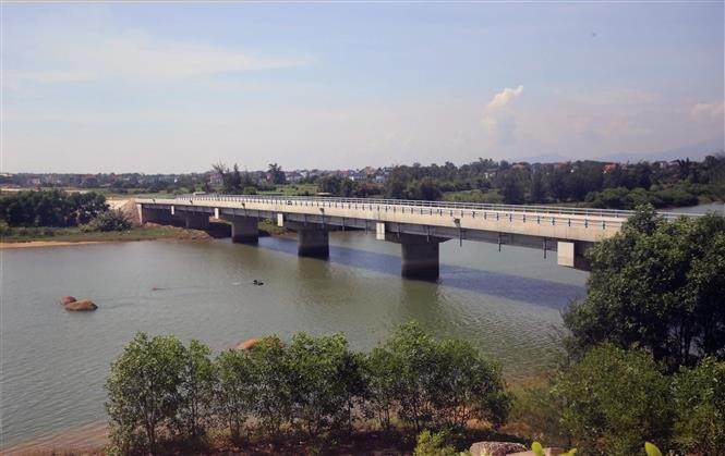 Le pont enjambant la rivière Dinh, reliant les communes de Hoan Lao et Nam Trach, fait une longueur de 200 m et une largeur de 12 m. Il représente un investissement de 45 milliards de dôngs et fait partie de la route côtière de Quang Tri. Photo : VNA anh-2-17.jpg