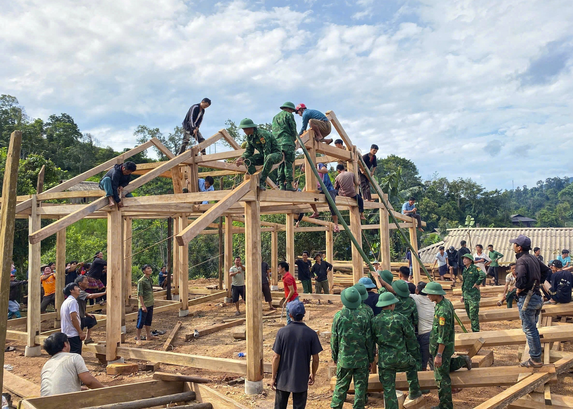 Main dans la main avec la communauté locale, les gardes-frontières de Na Bung se sont mobilisés pour bâtir une maison destinée à une famille dans le besoin. Photo: VNA anh-4-16.jpg