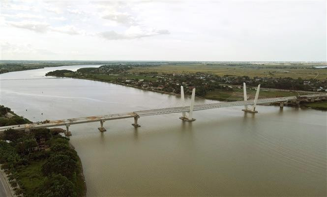 Le pont Thach Han 1, situé sur la route côtière de Quang Tri, fait 1,3 km de long et plus de 17 m de large. Il relie le quartier de Nam Dong Ha à la commune de Trieu. Sa construction, d’un coût de près de 500 milliards de dôngs, devrait être achevée d’ici la fin de l’année 2025. Photo : VNA anh-7-11.jpg