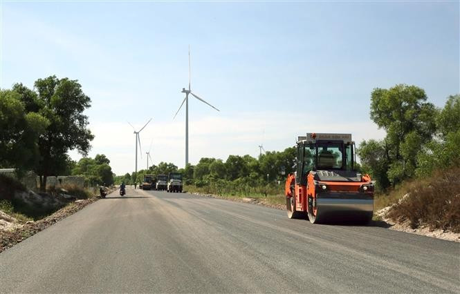 Des unités de construction accélèrent les travaux sur le tronçon traversant la commune de Ninh Chau. Photo : VNA anh-6-14.jpg