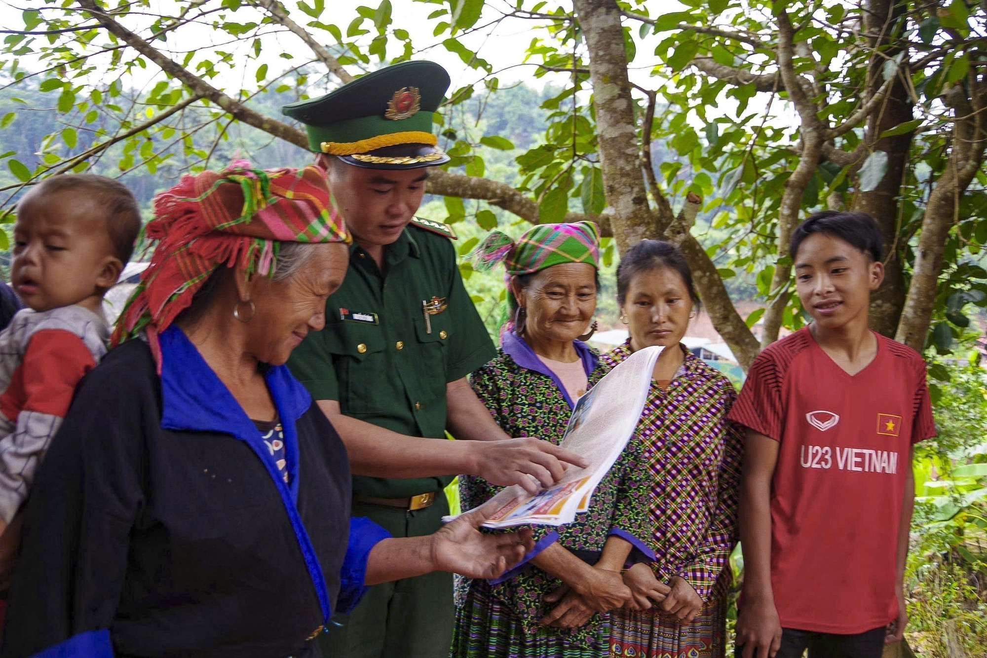 Un officier du poste de garde-frontière de Na Bung sensibilise des habitants aux lois en vigueur. Photo: VNA anh-1-avatar-8.jpg