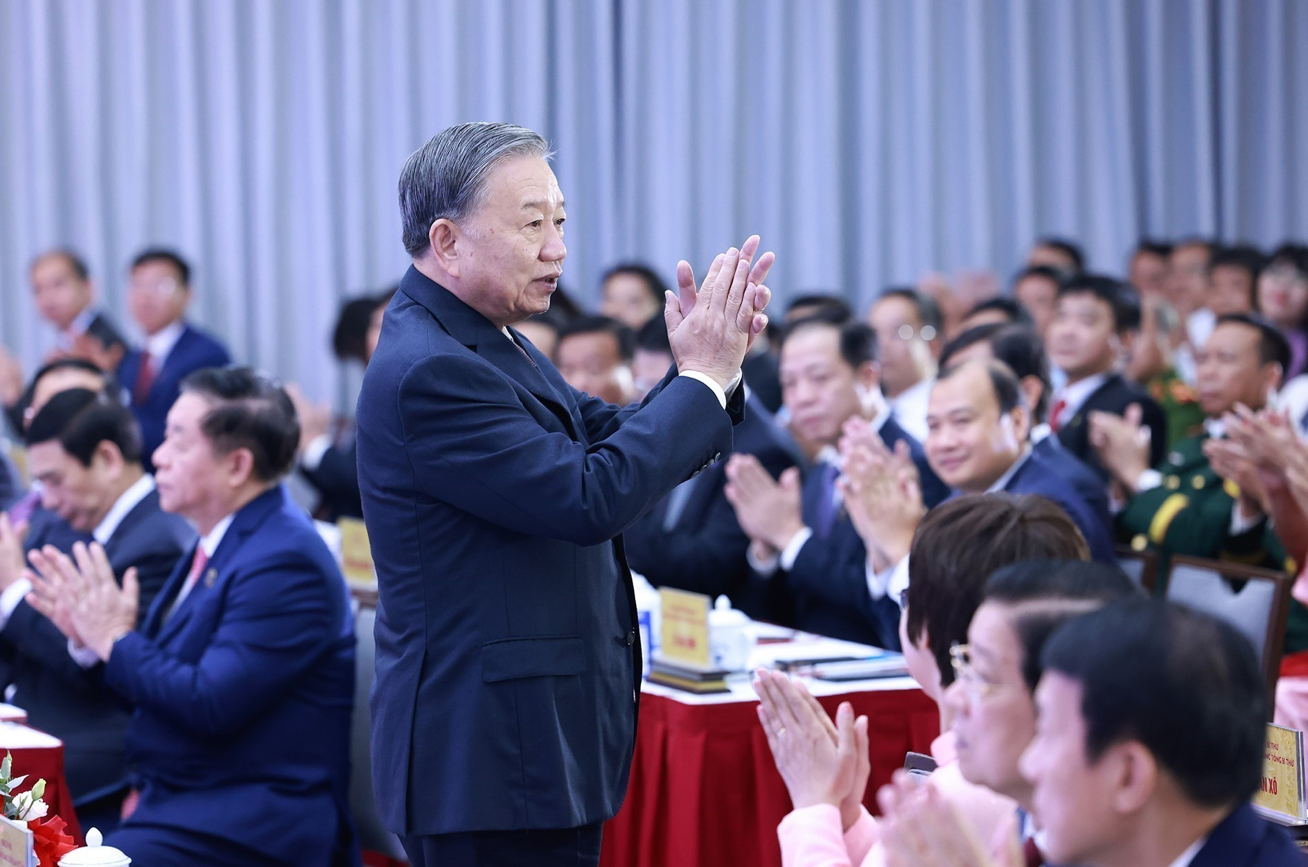 Le secrétaire général To Lam assiste aux célébrations du 80ᵉ anniversaire de la fondation de la VNA. Photo : VNA vna-potal-tong-bi-thu-to-lam-du-le-ky-niem-80-nam-ngay-truyen-thong-thong-tan-xa-viet-nam-8274037.jpg