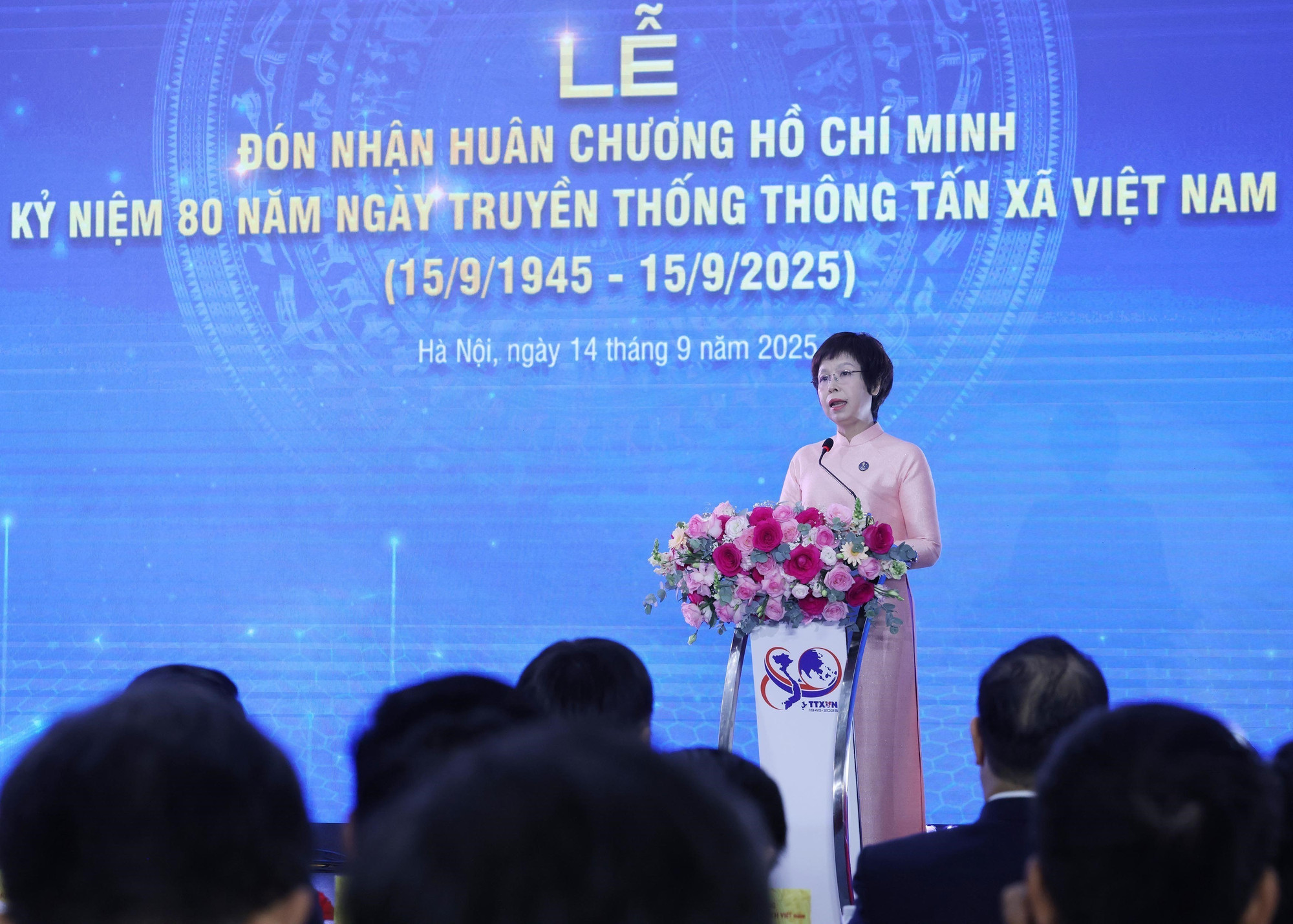 La directrice générale de la VNA, Vu Viet Trang, prend la parole lors de l’événement. Photo : VNA vna-potal-tong-bi-thu-to-lam-du-le-ky-niem-80-nam-ngay-truyen-thong-thong-tan-xa-viet-nam-8274011.jpg
