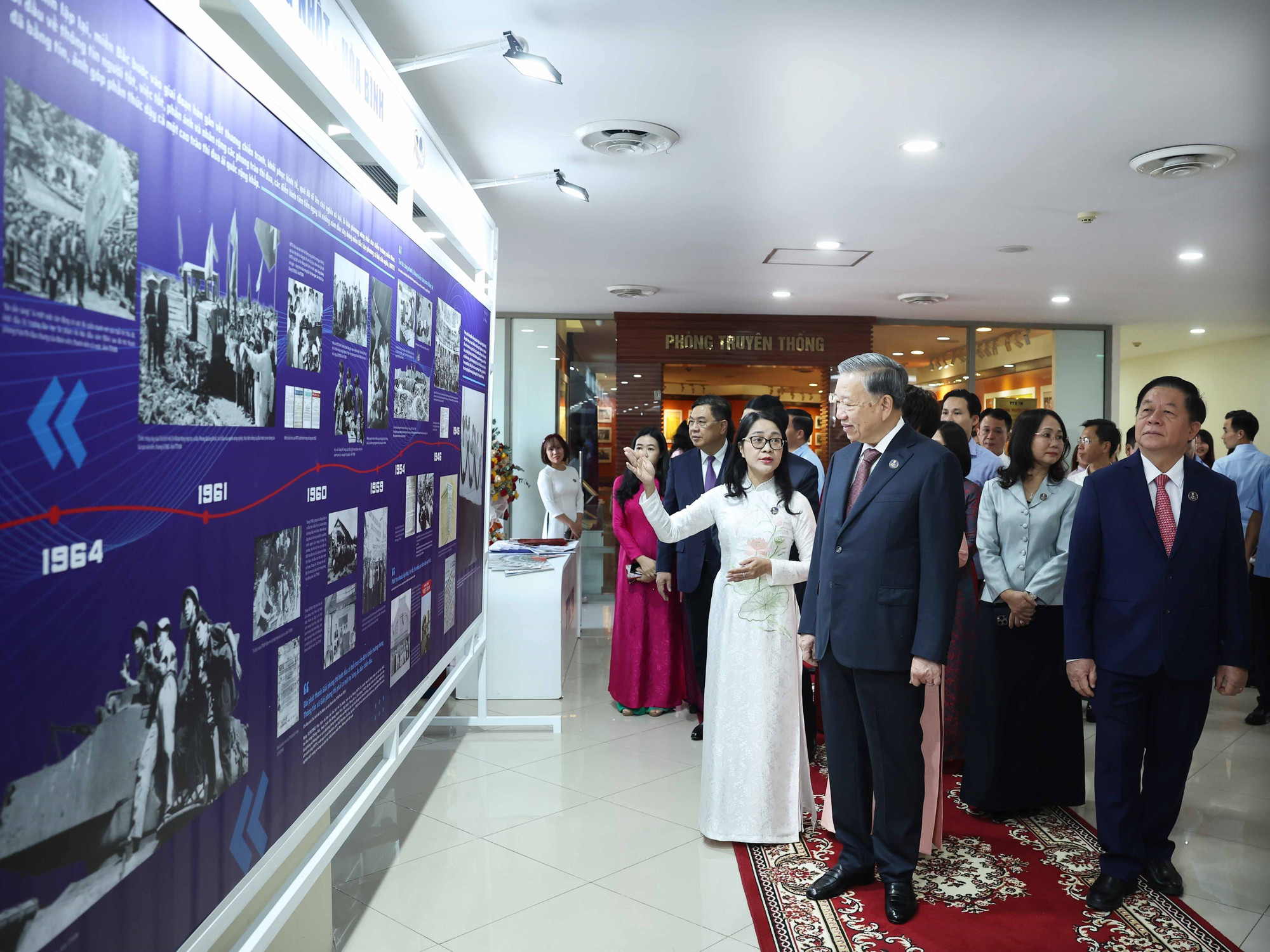 Le secrétaire général To Lam visite la salle traditionnelle de l’Agence vietnamienne d’information (VNA). Photo : VNA vna-potal-tong-bi-thu-to-lam-du-le-ky-niem-80-nam-ngay-truyen-thong-thong-tan-xa-viet-nam-8273976.jpg