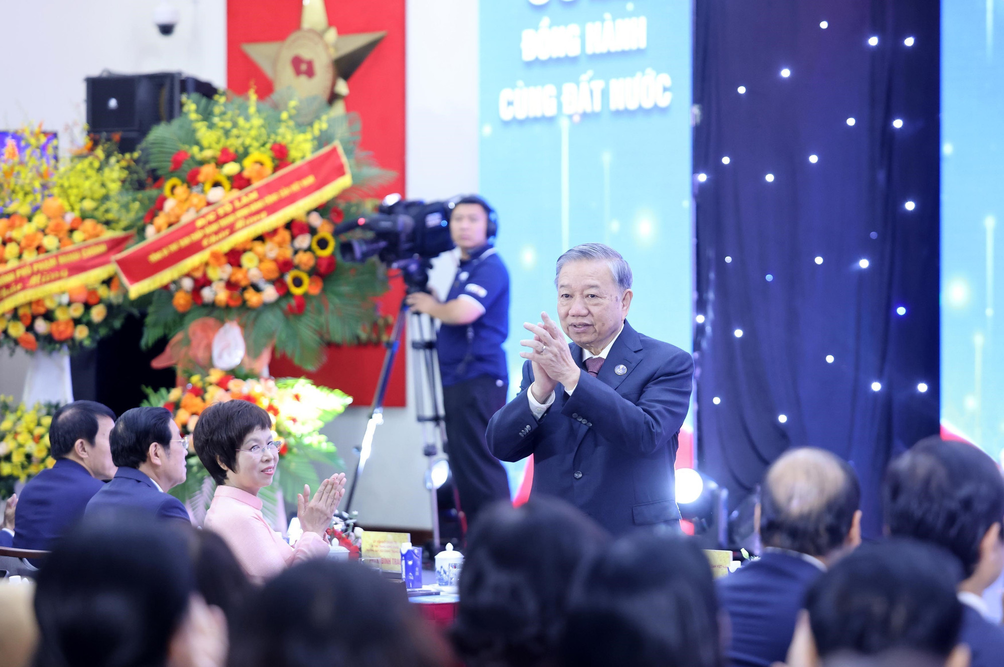 Le secrétaire général To Lam assiste aux célébrations du 80ᵉ anniversaire de la fondation de la VNA. Photo : VNA vna-potal-tong-bi-thu-to-lam-du-le-ky-niem-80-nam-ngay-truyen-thong-thong-tan-xa-viet-nam-8273996.jpg