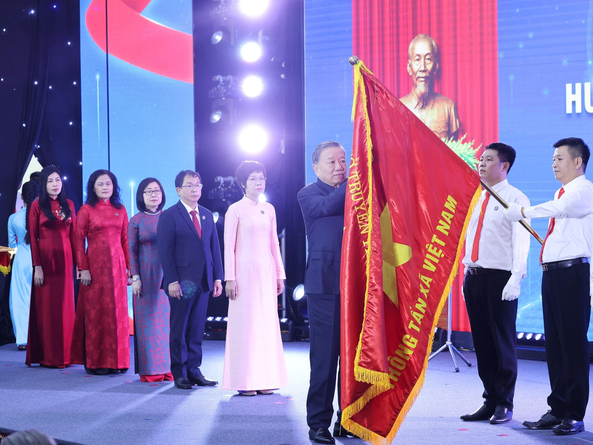 La VNA reçoit l’Ordre de Hô Chi Minh. Photo : VNA vna-potal-tong-bi-thu-to-lam-du-le-ky-niem-80-nam-ngay-truyen-thong-thong-tan-xa-viet-nam-8274081.jpg