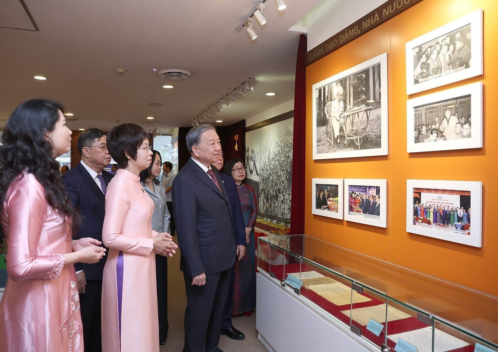 Le secrétaire général To Lam visite la salle traditionnelle de l’Agence vietnamienne d’information (VNA). Photo : VNA vna-potal-tong-bi-thu-to-lam-du-le-ky-niem-80-nam-ngay-truyen-thong-thong-tan-xa-viet-nam-8273980.jpg
