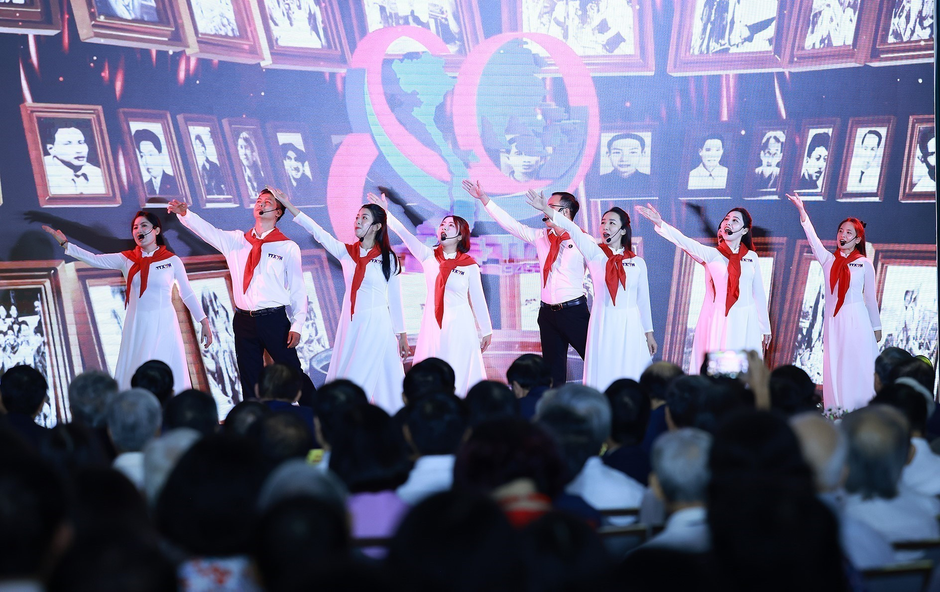 Une performance artistique célébrant le 80ᵉ anniversaire de la fondation de la VNA. Photo : VNA vna-potal-tong-bi-thu-to-lam-du-le-ky-niem-80-nam-ngay-truyen-thong-thong-tan-xa-viet-nam-8274036.jpg