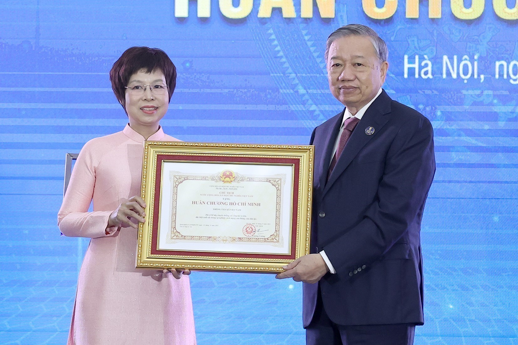 Le secrétaire général du Parti, To Lam, remet l’Ordre de Hô Chi Minh à l’Agence vietnamienne d’information (VNA). Photo : VNA vna-potal-le-ky-niem-80-nam-ngay-truyen-thong-thong-tan-xa-viet-nam-8274083-1.jpg