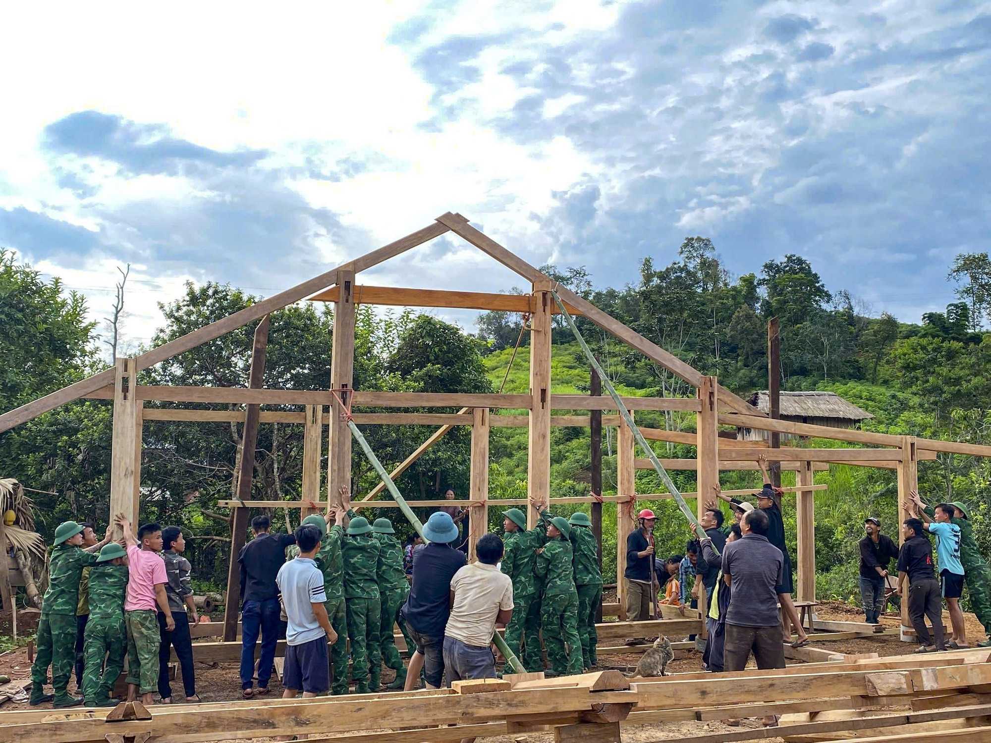 Au-delà de leur mission de surveillance, les gardes-frontières sont devenus les artisans de l'espoir en érigeant une maison pour une famille démunie, un geste fort de solidarité.Photo: VNA anh-5-16.jpg