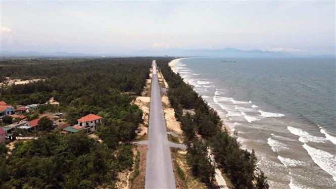 La route côtière de Quang Tri ouvre de nouvelles perspectives de développement pour de nombreuses zones à fort potentiel le long du littoral. Photo : VNA anh-5-18.jpg