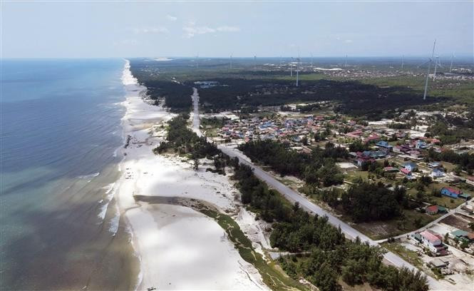 Le tronçon traversant l’ancienne province de Quang Binh s’étend sur 86 km et devrait être achevé en 2026. Celui de 48 km, passant par l’ancienne province de Quang Tri et se connectant au corridor économique Est-Ouest, devrait être finalisé en 2027. Photo : VNA anh-1-8.jpg