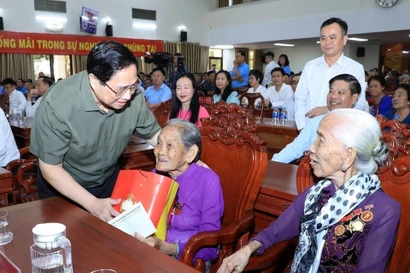 Prendre soin des personnes âgées et valoriser leur rôle dans la société