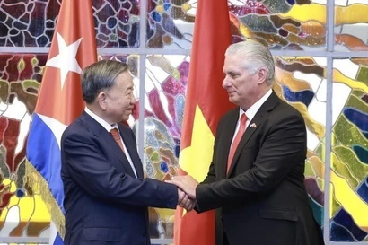 L’ambassadeur cubain salue les bases solides du Vietnam pour son progrès national