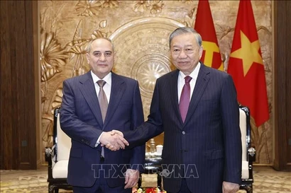 Le secrétaire général du Parti communiste du Vietnam (PCV), To Lam (droite), et Tahir Budagov, vice-président et chef du Bureau du Comité central du Parti du Nouvel Azerbaïdjan. Photo: VNA