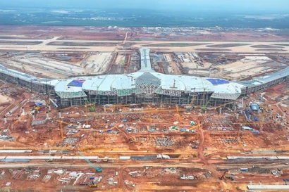 L’aéroport international de Long Thành assurera 80 % des vols internationaux et 10 % des vols intérieurs. L’aéroport international de Tân Sơn Nhất prendra en charge 20 % des vols internationaux et 90 % des vols intérieurs.
