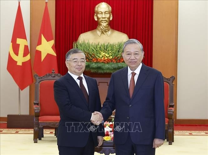 Le secrétaire général du Parti communiste du Vietnam, To Lam (droite), reçoit Li Shulei, membre du Bureau Politique, secrétaire du Secrétariat et chef du Département de l’information du Comité central du Parti communiste chinois. Photo : VNA