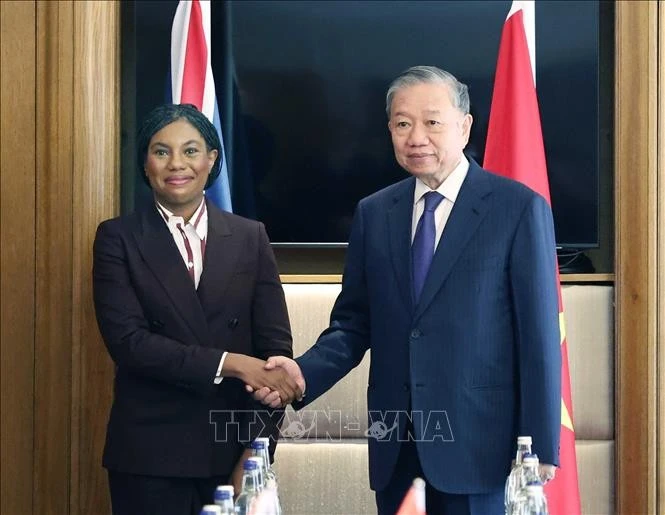 Le secrétaire général To Lam et la présidente du Parti conservateur britannique, Kemi Badenoch. Photo : VNA