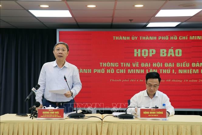 Les dirigeants de la ville président la conférence de presse. Photo : VNA