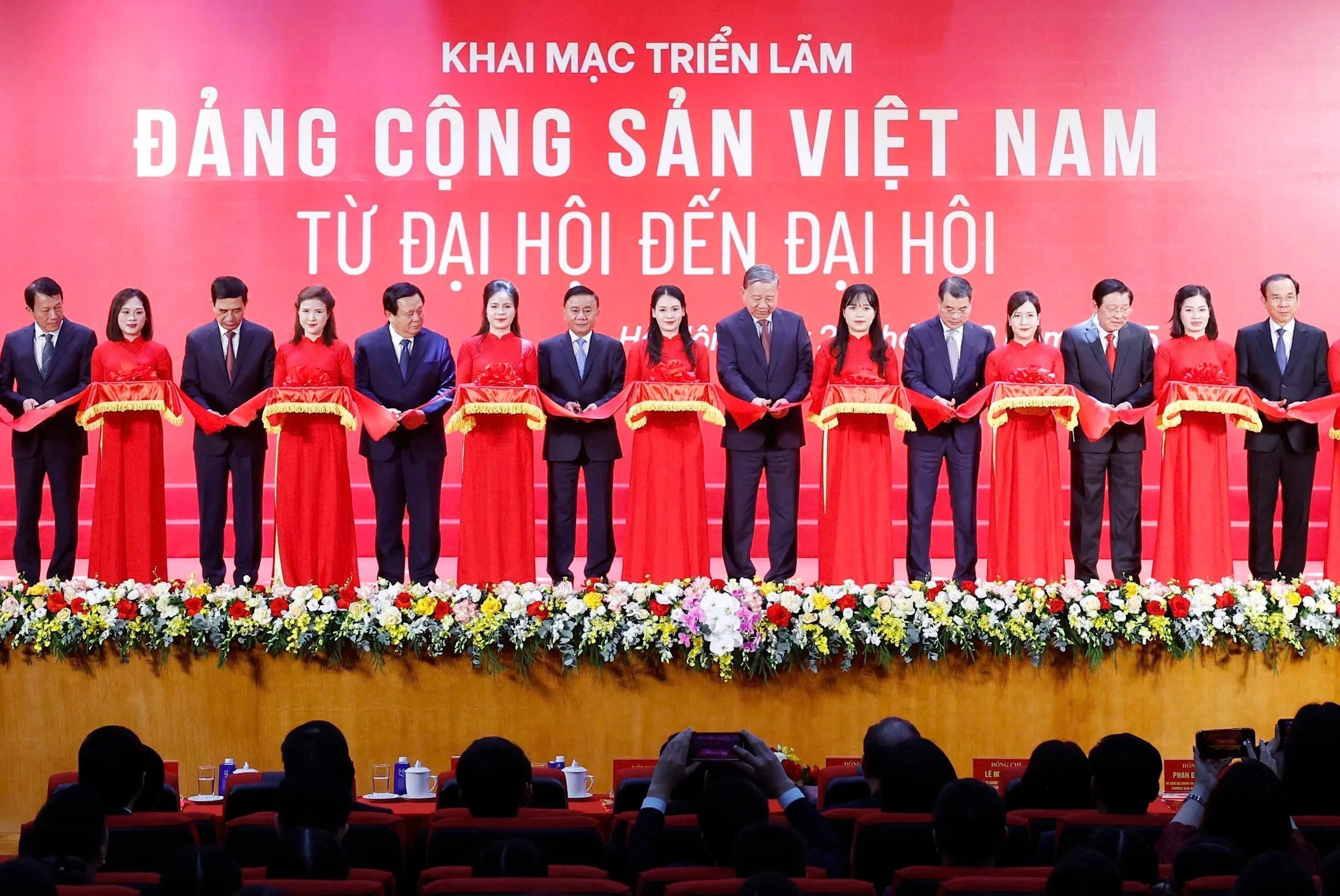 Le secrétaire général Tdu Parti To Lam et les responsables procèdent à la coupure du ruban inaugural. Photo : VNA