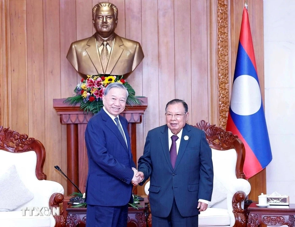 Le secrétaire général du Parti communiste du Vietnam To Lam (gauche) et le secrétaire général du Parti populaire révolutionnaire lao PartiBounnhang Vorachith. Photo : VNA