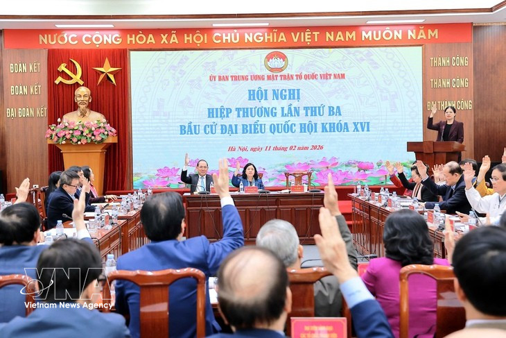 Le Présidium du Comité central du Front de la Patrie du Vietnam a validé à l’unanimité la liste des 217 candidats issus des organes centraux autorisés à se présenter aux élections législatives de la 16e législature. Photo: VNA