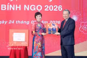 La directrice générale de la VNA, Vu Viet Trang, remet au secrétaire général To Lam un ouvrage photographique réalisé par les journalistes du Département de rédaction des photos de presse. Photo : VNA