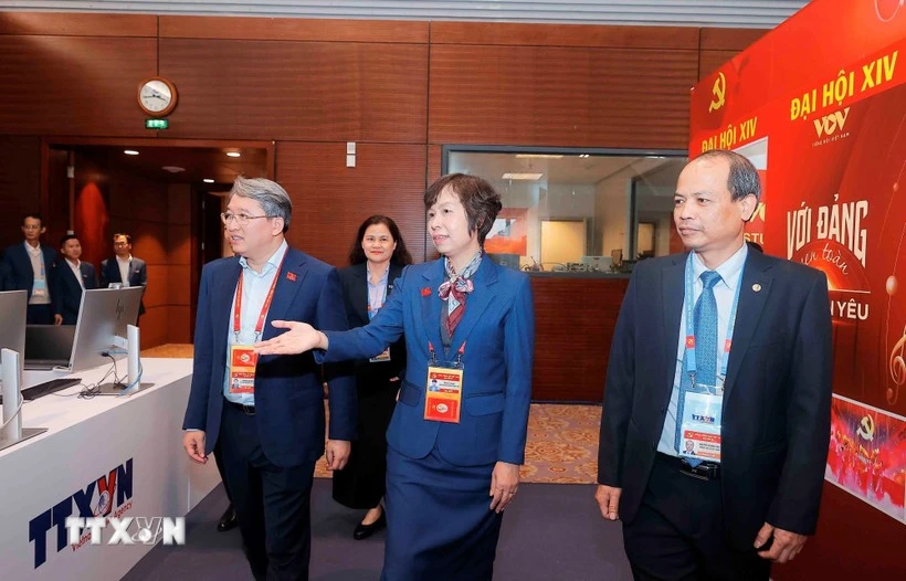Membre du Comité central du Parti, ministre vietnamien de la Justice, Nguyên Hai Ninh, visite la zone d’opérations de l’Agence vietnamienne d’information (VNA). Photo : VNA