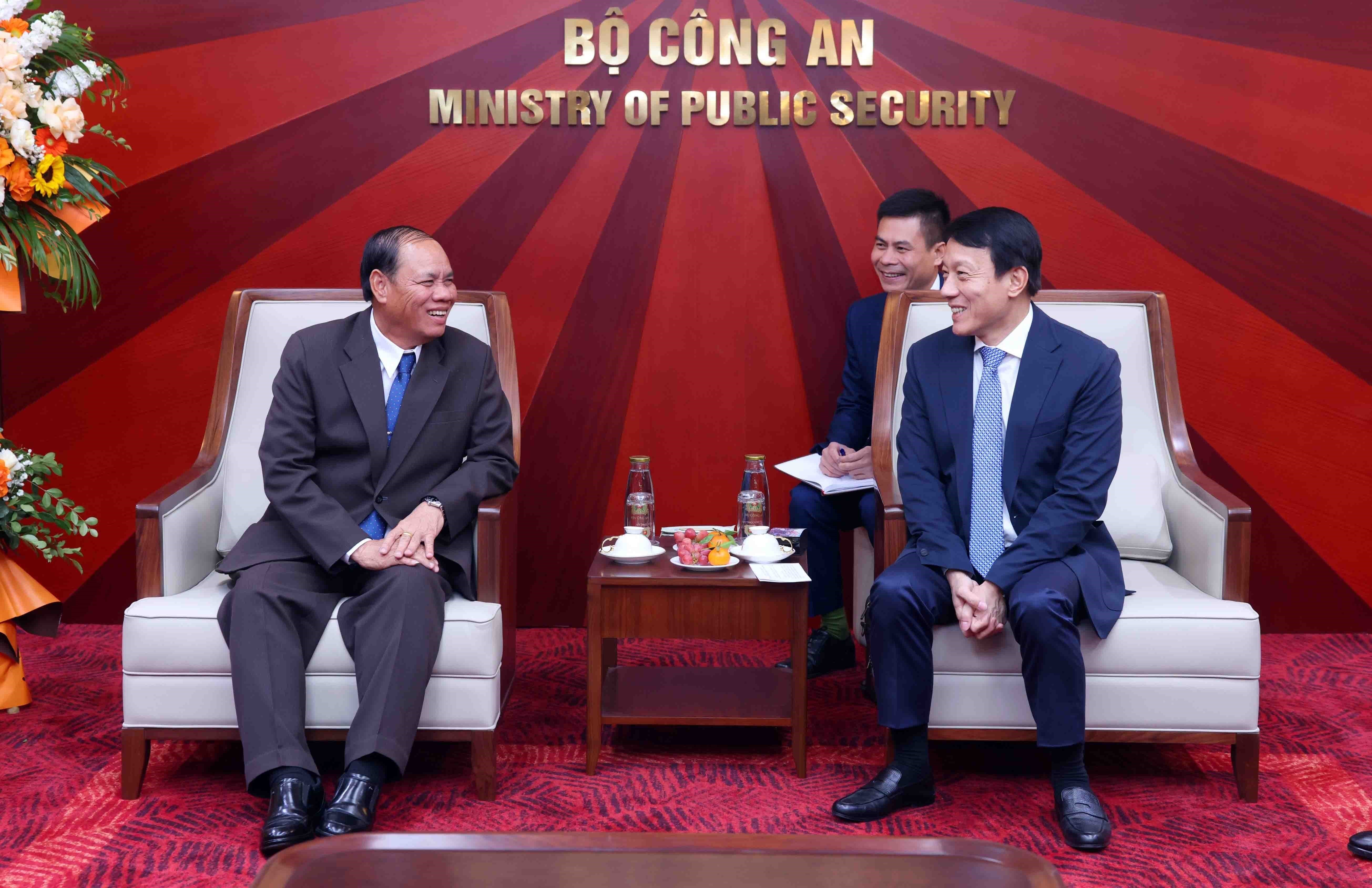 Le général Luong Tam Quang, membre du Bureau politique du PCV et le ministre de la Sécurité publique (droite) et le général Vilay Lakhamphong, membre du Bureau politique et permanent du Secrétariat du Comité central du PPRL. Photo: VNA