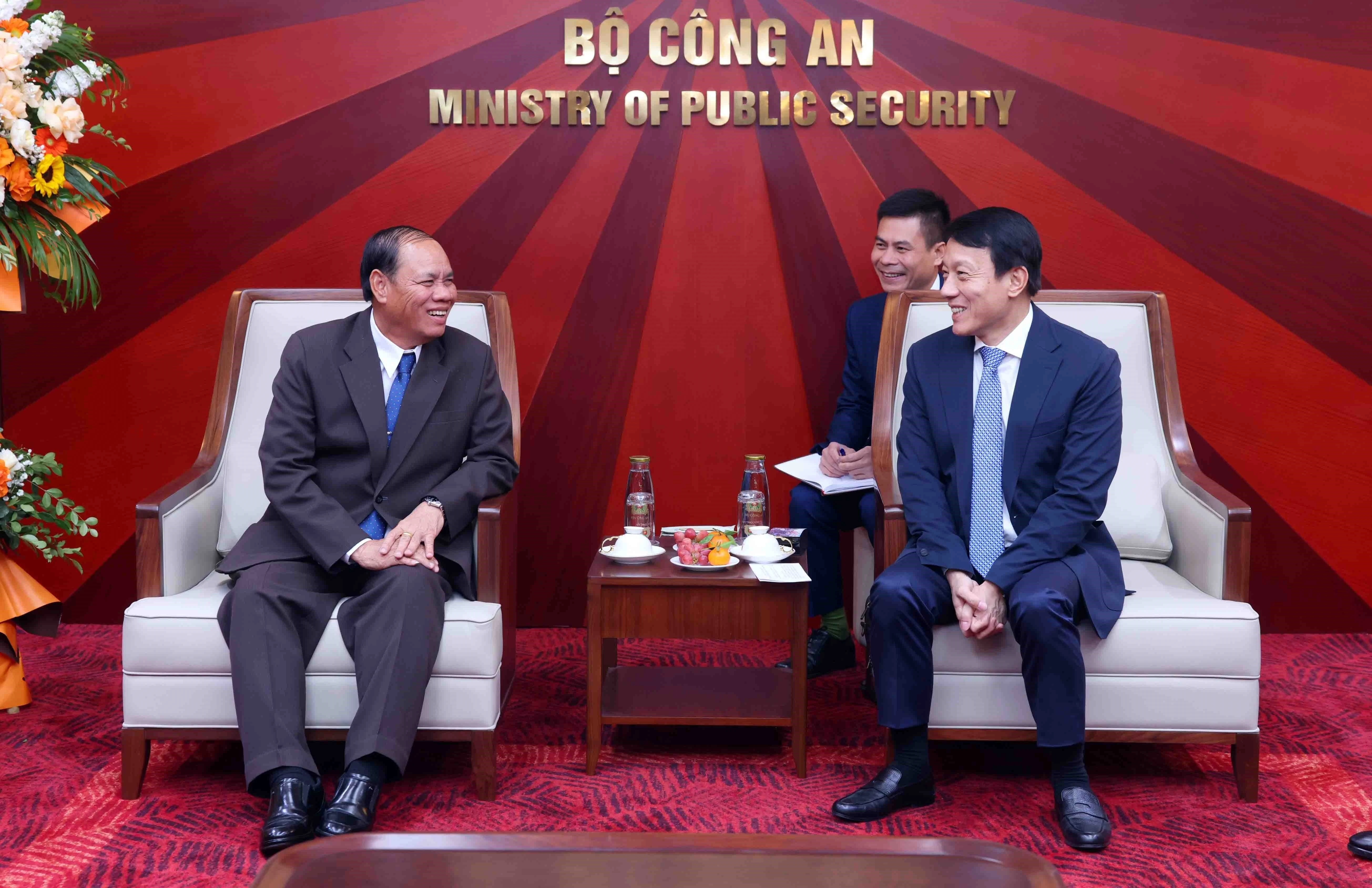 Le général Luong Tam Quang, membre du Bureau politique du PCV et le ministre de la Sécurité publique (droite) et le général Vilay Lakhamphong, membre du Bureau politique et permanent du Secrétariat du Comité central du PPRL. Photo: VNA