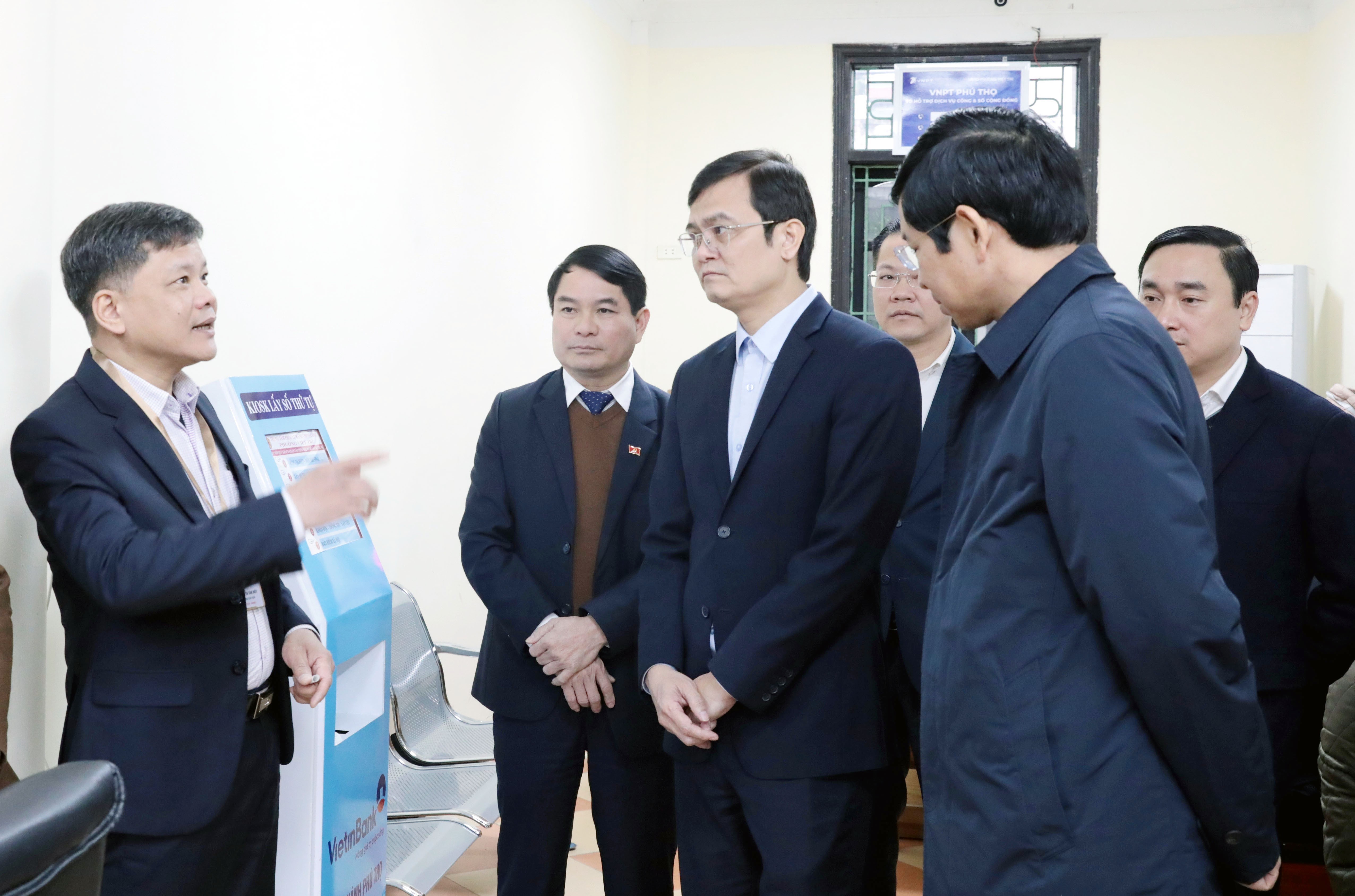 La délégation du Conseil électoral national examine les préparatifs des élections à Phu Tho. Photo: VNA