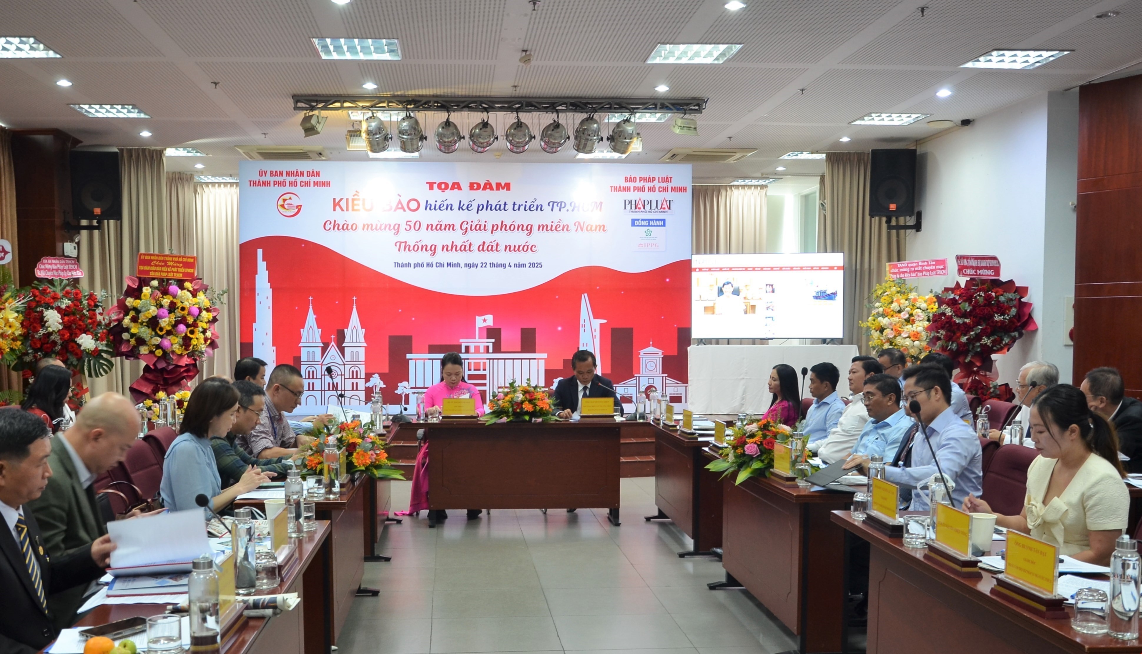 "Les Vietnamiens résidant à l'étranger proposent des pistes pour le développement de Hô Chi Minh-Ville" était le thème d'un colloque organisé en l'honneur du 50e anniversaire de la libération du Sud et de la réunification nationale. Photo : VNA
