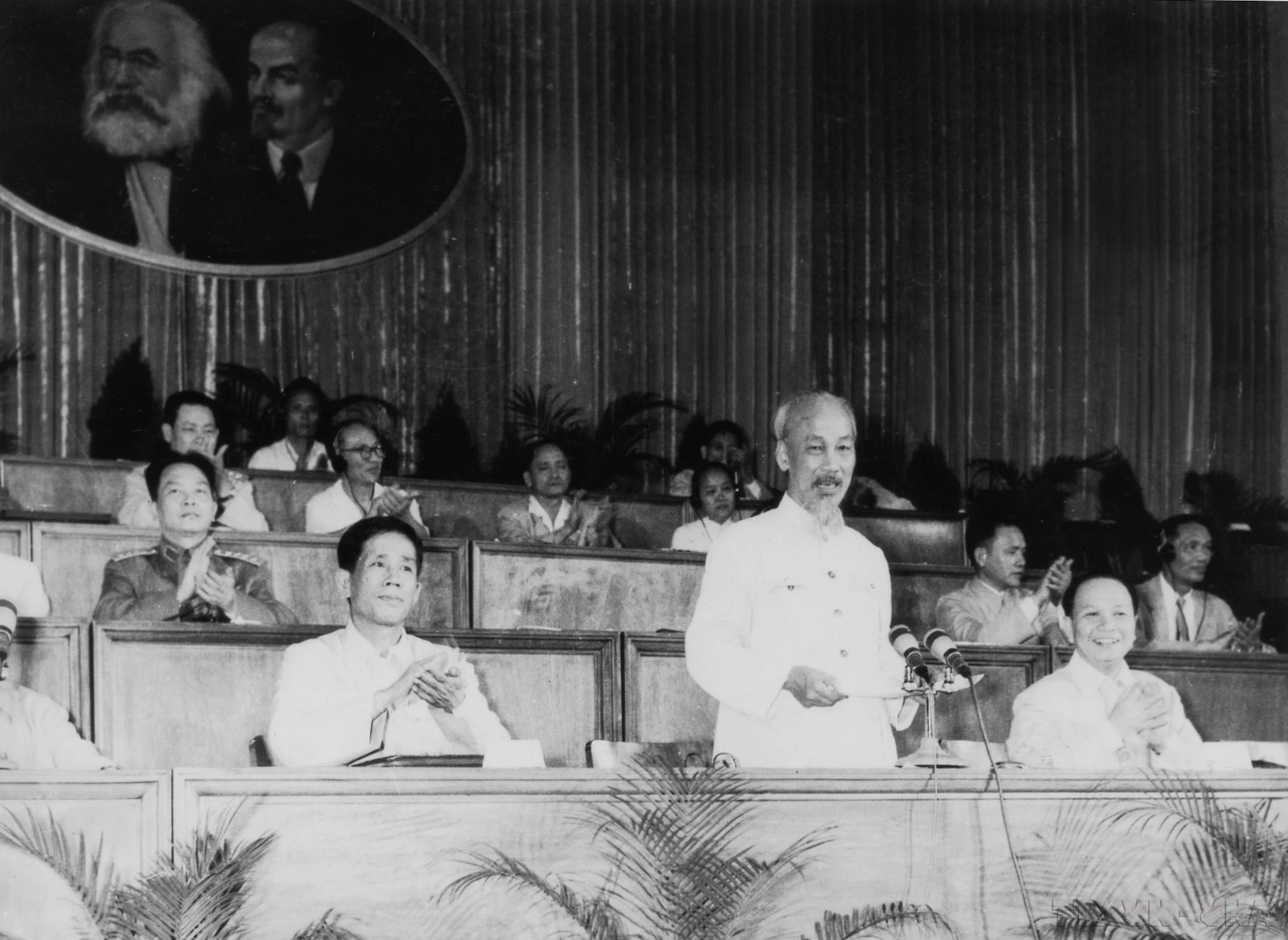 1946-1960 : Le Parti dirige la guerre de résistance et la construction nationale