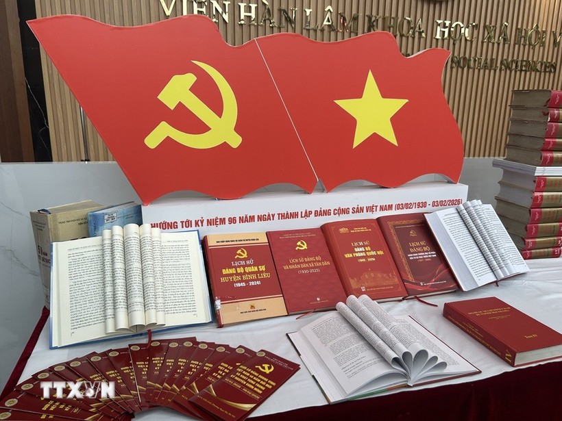 Considéré comme une « feuille de route » de l’ère de progrès national, l'élaboration du projet de documents du 14e Congrès a été lancé très tôt, avec une rigueur exemplaire. Photo: VNA