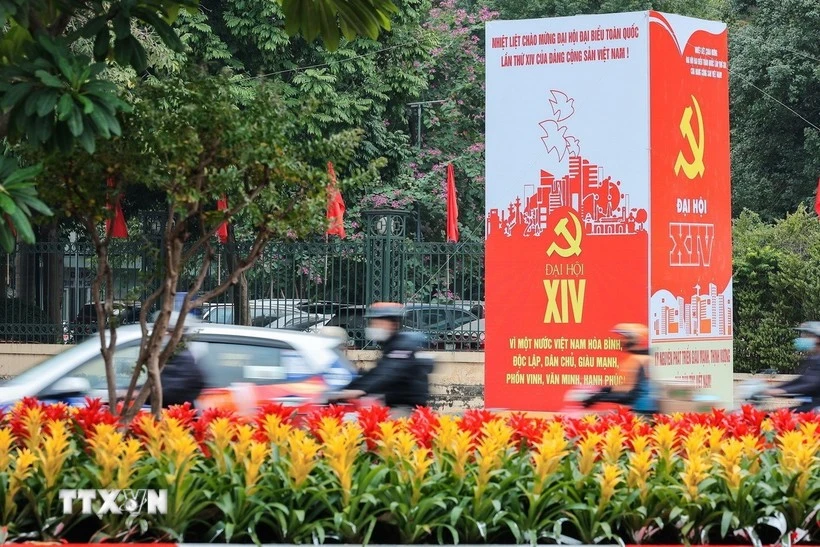 À l’occasion du 14ᵉ Congrès national du Parti, les rues de Hanoï se parent de drapeaux éclatants, de banderoles colorées et de slogans soigneusement déployés. Photo: VNA