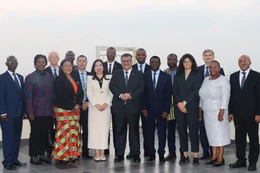 La vice-ministre des Affaires étrangères (AE), Le Thi Thu Hang, et les ambassadeurs non résidents. Photo: ministère vietnamien des Affaires étrangères