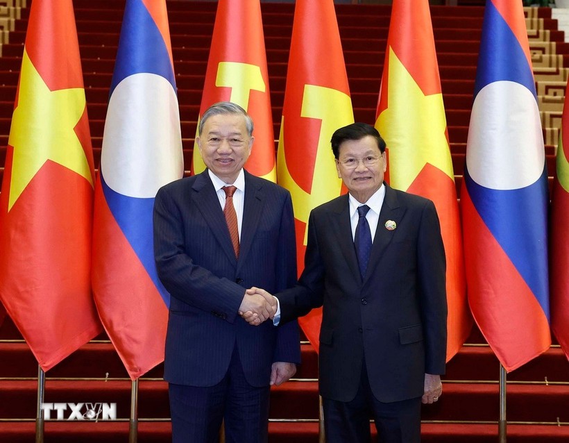 Le secrétaire général Tô Lâm (gauche) et le secrétaire général du PPRL et président lao, Thongloun Sisoulith. Photo: VNA