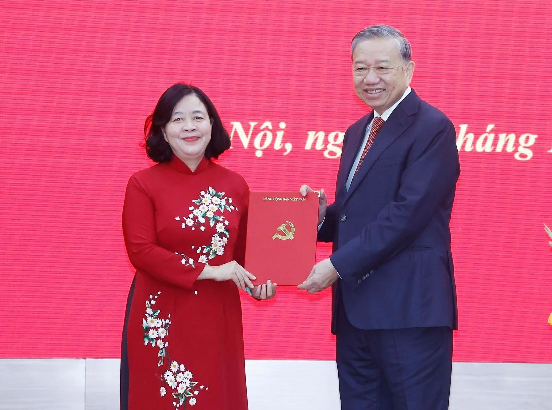 Le secrétaire général du Parti, Tô Lâm remet la décision à Bùi Thi Minh Hoài. Photo: VNA